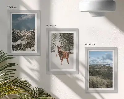 Billedvæg med motiv af sneklædte bjerge og hjorte i skoven