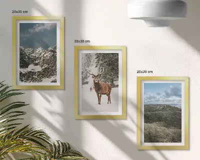 Billedvæg med motiv af sneklædte bjerge og hjorte i skoven