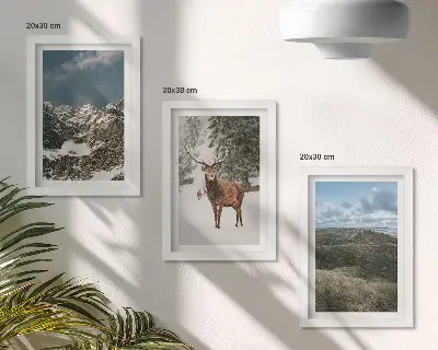 Billedvæg med motiv af sneklædte bjerge og hjorte i skoven