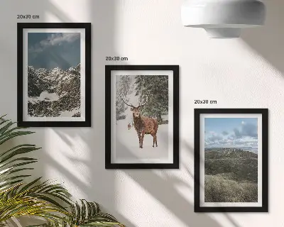 Billedvæg med motiv af sneklædte bjerge og hjorte i skoven