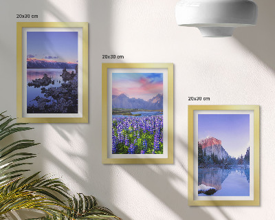 Pakke med billeder og rammer Bjerglandskaber med vand, himmel og en blomstermark