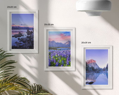 Pakke med billeder og rammer Bjerglandskaber med vand, himmel og en blomstermark