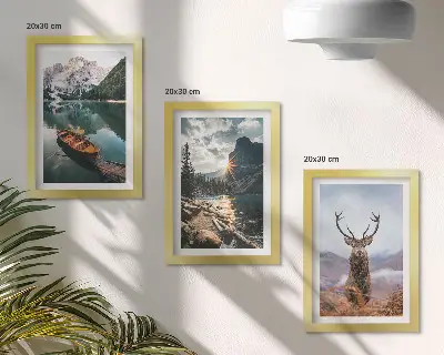 Billedvæg med rammer motiv af bjergsø, båd, solnedgang og hjorte i naturen