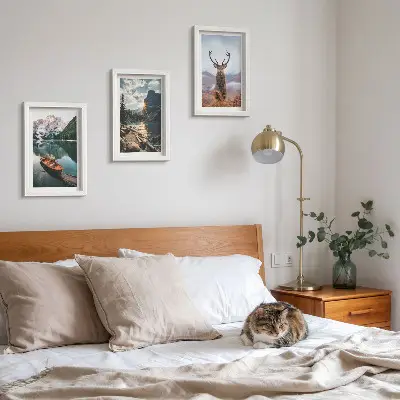Billedvæg med rammer motiv af bjergsø, båd, solnedgang og hjorte i naturen