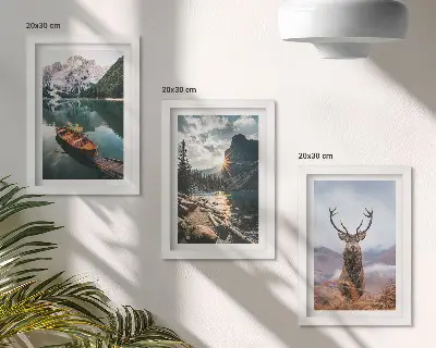 Billedvæg med rammer motiv af bjergsø, båd, solnedgang og hjorte i naturen