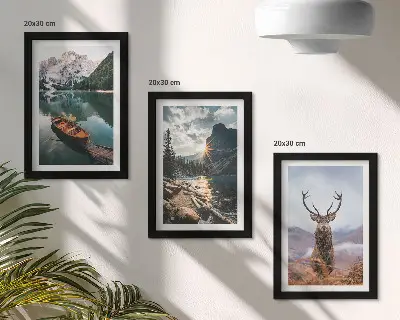 Billedvæg med rammer motiv af bjergsø, båd, solnedgang og hjorte i naturen