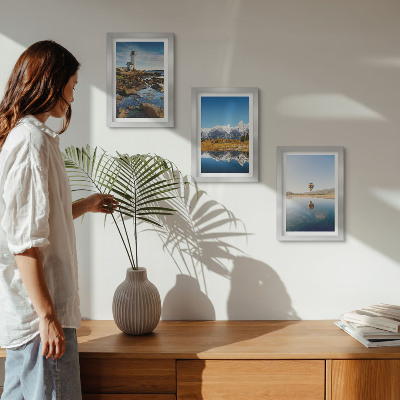 Moderne billedsæt Udsigt over naturen med et fyrtårn, bjerge, sø og ballon