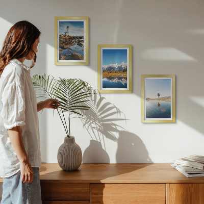 Moderne billedsæt Udsigt over naturen med et fyrtårn, bjerge, sø og ballon