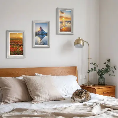 Billeder og rammer med motiver af bjerg- og kystlandskaber i solnedgang