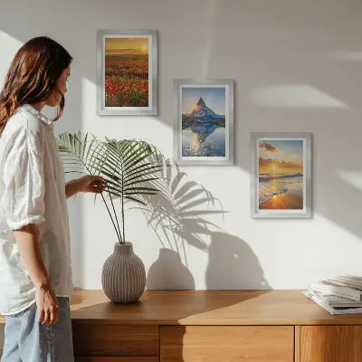 Billeder og rammer med motiver af bjerg- og kystlandskaber i solnedgang