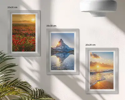 Billeder og rammer med motiver af bjerg- og kystlandskaber i solnedgang