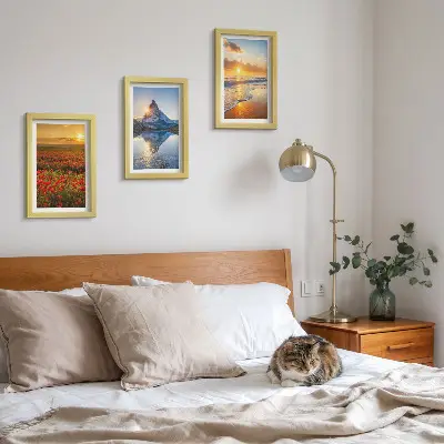 Billeder og rammer med motiver af bjerg- og kystlandskaber i solnedgang