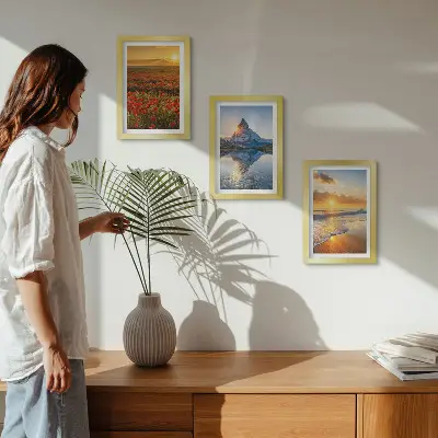 Billeder og rammer med motiver af bjerg- og kystlandskaber i solnedgang