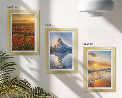 Billeder og rammer med motiver af bjerg- og kystlandskaber i solnedgang