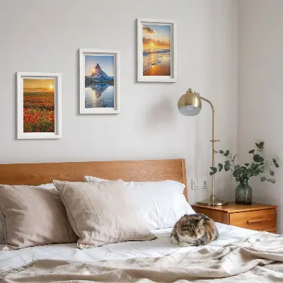 Billeder og rammer med motiver af bjerg- og kystlandskaber i solnedgang