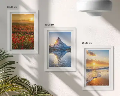 Billeder og rammer med motiver af bjerg- og kystlandskaber i solnedgang
