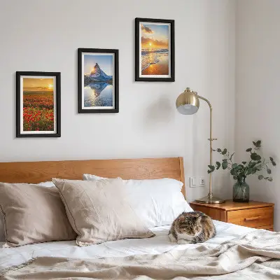 Billeder og rammer med motiver af bjerg- og kystlandskaber i solnedgang