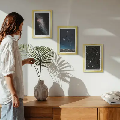 Billedvæg med kosmiske galakselandskaber og stjernebilledet Vædderen
