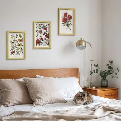 Billedvæg med sommerfugle, blomster og røde roser i klassisk stil