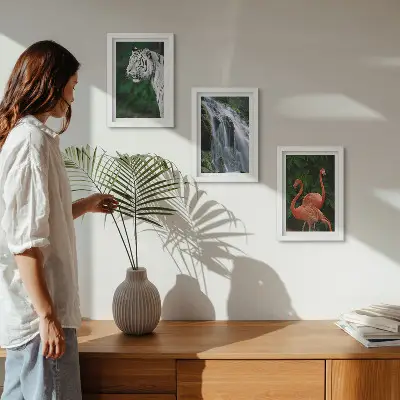 Pakke med billeder og rammer med motiv af tigervandfald og lyserøde flamingoer i naturen