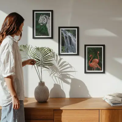 Pakke med billeder og rammer med motiv af tigervandfald og lyserøde flamingoer i naturen
