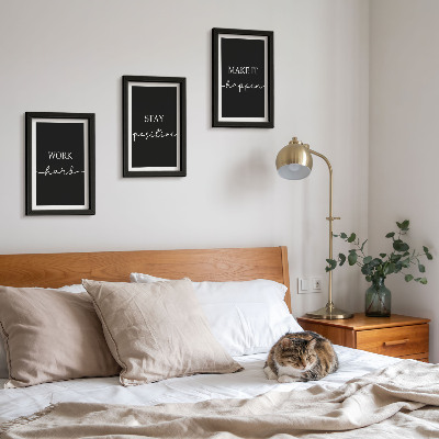 Pakke med billeder og rammer Elegante motiverende slogans på sort baggrund