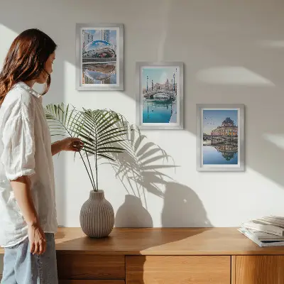 Billedvæg med motiv af byarkitektur spejlet i vand