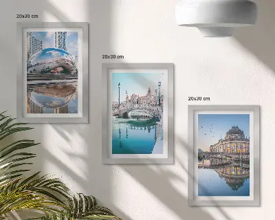 Billedvæg med motiv af byarkitektur spejlet i vand