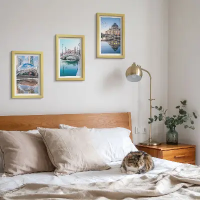 Billedvæg med motiv af byarkitektur spejlet i vand