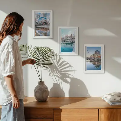Billedvæg med motiv af byarkitektur spejlet i vand