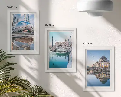 Billedvæg med motiv af byarkitektur spejlet i vand