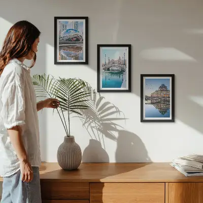 Billedvæg med motiv af byarkitektur spejlet i vand