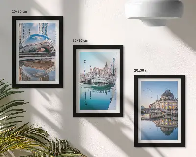 Billedvæg med motiv af byarkitektur spejlet i vand