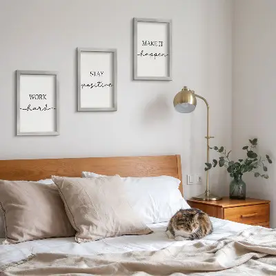 Pakke med billeder og rammer minimalistiske motiverende citater til inspiration