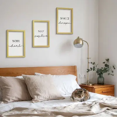 Pakke med billeder og rammer minimalistiske motiverende citater til inspiration