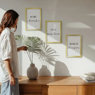 Pakke med billeder og rammer minimalistiske motiverende citater til inspiration