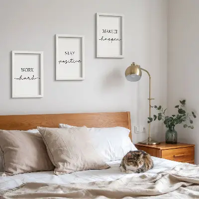Pakke med billeder og rammer minimalistiske motiverende citater til inspiration