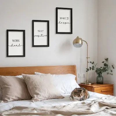 Pakke med billeder og rammer minimalistiske motiverende citater til inspiration