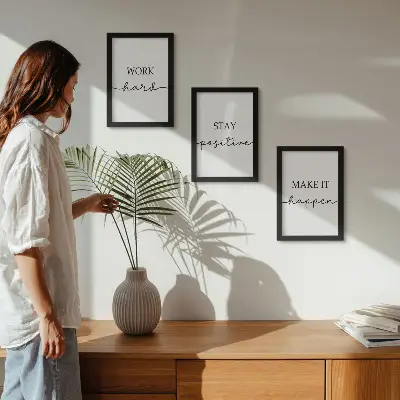 Pakke med billeder og rammer minimalistiske motiverende citater til inspiration