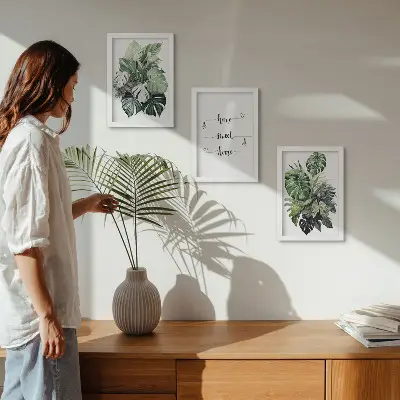 Billedvæg med akvarelmotiv af monsterablade og teksten Home Sweet Home
