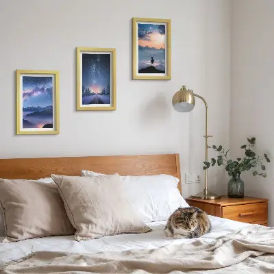 Billedvæg med rammer nattehimmel med bjerge, tågede landskaber og hjorte