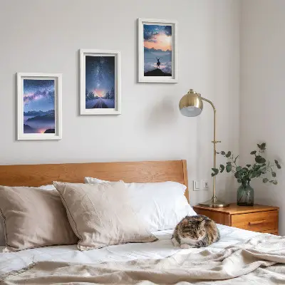 Billedvæg med rammer nattehimmel med bjerge, tågede landskaber og hjorte