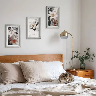 Billedvæg med blomstermotiv på marmorbakgrund i hvide og sorte nuancer