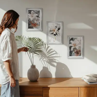 Billedvæg med blomstermotiv på marmorbakgrund i hvide og sorte nuancer