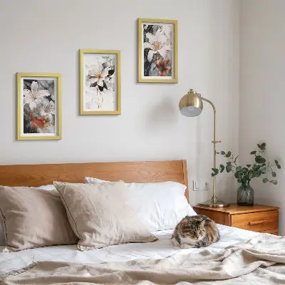 Billedvæg med blomstermotiv på marmorbakgrund i hvide og sorte nuancer