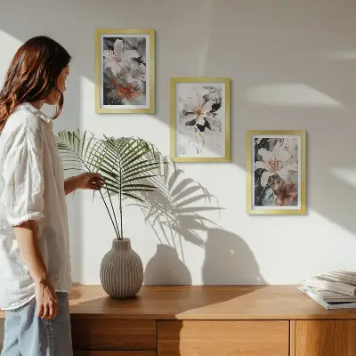 Billedvæg med blomstermotiv på marmorbakgrund i hvide og sorte nuancer