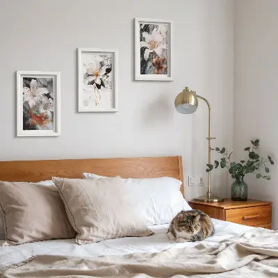 Billedvæg med blomstermotiv på marmorbakgrund i hvide og sorte nuancer