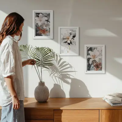 Billedvæg med blomstermotiv på marmorbakgrund i hvide og sorte nuancer