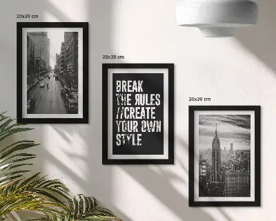 Billedvæg med byens gader i sort-hvid og inspirerende citat