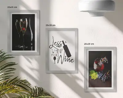 Billedvæg med motiv af vinglas, vindruer og tekst om vin
